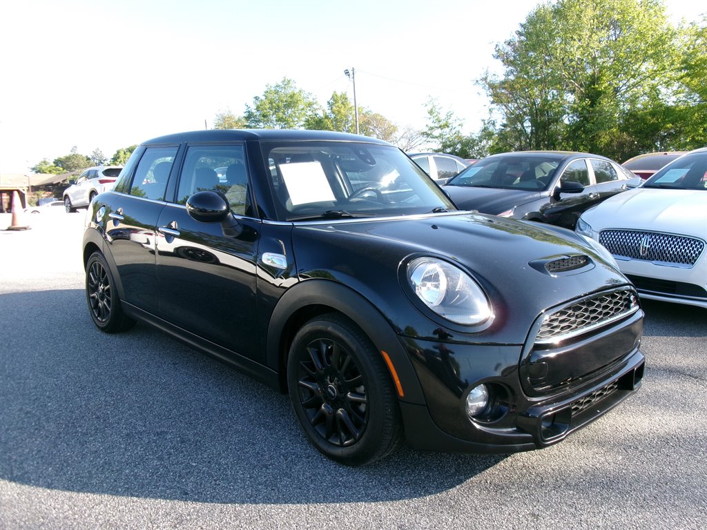 2019 MINI Hardtop Cooper S Signature's photo
