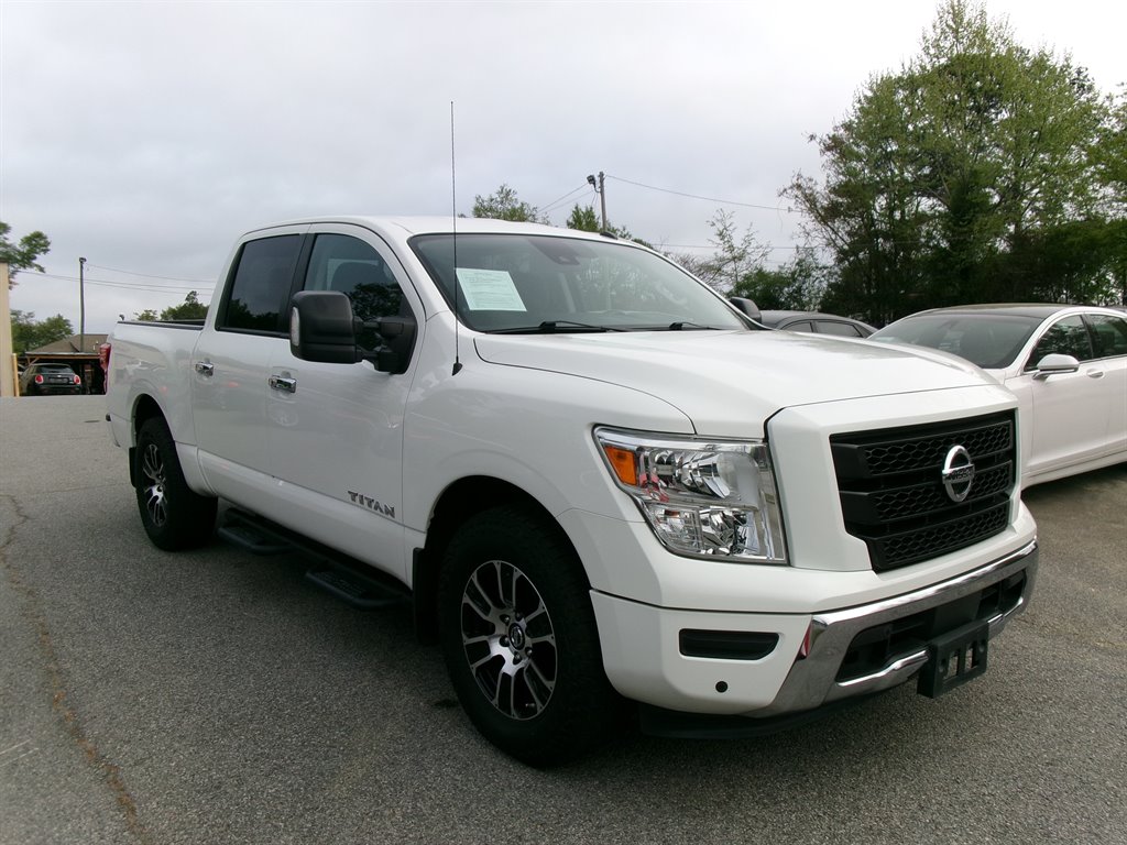 2021 Nissan Titan SV 4X2 Crew Cab's photo